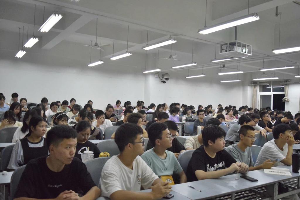 同学们很感兴趣,并开始搜索“志愿四川”公众号